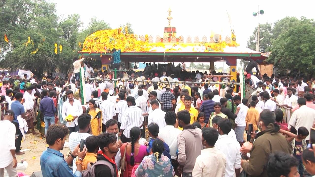 ಒಟ್ಟಾರೆಯಾಗಿ ಕೋಟೆನಾಡು ಚಿತ್ರದುರ್ಗದ ಗಡಿ ಭಾಗದಲ್ಲಿ ಈ ಭಾಗದ ಬುಡಕಟ್ಟು ಸಮುದಾಯದ ಸಂಸ್ಕೃತಿ ಅನಾವರಣಗೊಂಡಿದೆ. ಪರಂಪರಾಗತವಾಗಿ ಆಚರಿಸಿಕೊಂಡು ಬಂದ ಜಾತ್ರೆ, ಉತ್ಸವಗಳು ಇಂದಿಗೂ ಯಥಾವತ್ತಾಗಿ ನಡೆಯುತ್ತಿವೆ. ವಿಶೇಷ ಉತ್ಸವಗಳು ಈ ಭಾಗದ ಜನರ ಶ್ರೀಮಂತ ಸಂಸ್ಕೃತಿಗೆ ಸಾಕ್ಷಿಯಾಗಿದೆ.