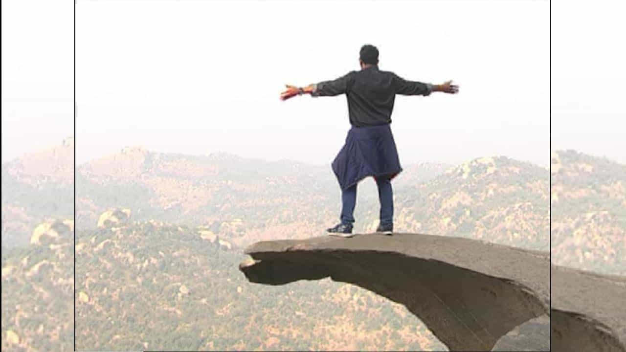 ಅದು ಪ್ರಕೃತಿ ಸೌಂದರ್ಯದ ರಮಣೀಯ ತಾಣ. ಭೂಮಿಯಿಂದ ಸಾವಿರಾರು ಅಡಿಗಳ ಎತ್ತರದಲ್ಲಿದೆ. ಇನ್ನು ಅಲ್ಲಿಗೆ ಹೋಗಿ ಅಲ್ಲಿರುವ ಬಂಡೆಯೊಂದರ ಮೇಲೆ, ಒಂದೇ ಒಂದು ಸೆಲ್ಫಿ ಅಥವಾ ರೀಲ್ಸ್ ಮಾಡಿದ್ರೆ ಅದೇನೂ ಆನಂದವೊ ಏನೊ! ಅಪಾಯವನ್ನ ಮೀರಿ ಹುಚ್ಚಾಟ ನಡೆಸಿದ್ದಾರೆ.