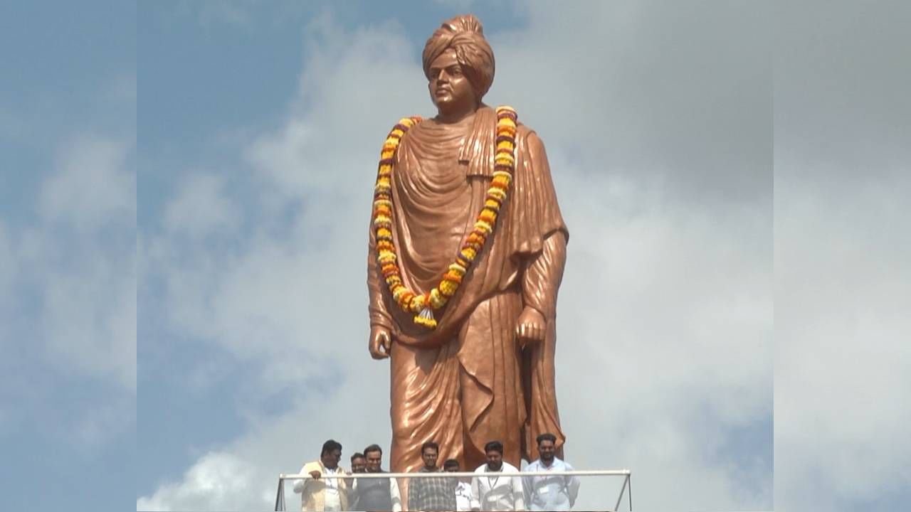 ಇನ್ನು ಸುಮಾರು 50 ಲಕ್ಷ ರೂಪಾಯಿ ವೆಚ್ಚದಲ್ಲಿ ಕಲ್ಕತ್ತಾದ ಸ್ವಾಮಿ ವಿವೇಕಾನಂದ ರಾಮಕೃಷ್ಣ ಮಿಷನ್ ಅವರು ಭವ್ಯವಾದ ಕಂಚಿನ ಪುತ್ಥಳಿಯನ್ನು ದೇಣಿಗೆಯಾಗಿ ನೀಡಿದ್ದಾರೆ. ಕಲ್ಕತ್ತಾದ ಶಿಲ್ಪಿ ಕಾರ್ತಿಕ್ ಕಾರ್ ಎನ್ನುವವರು ಈ ಭವ್ಯವಾದ ಸ್ವಾಮಿ ವಿವೇಕಾನಂದರ ಪುತ್ಥಳಿ ನಿರ್ಮಾಣ ಮಾಡಿದ್ದಾರೆ.