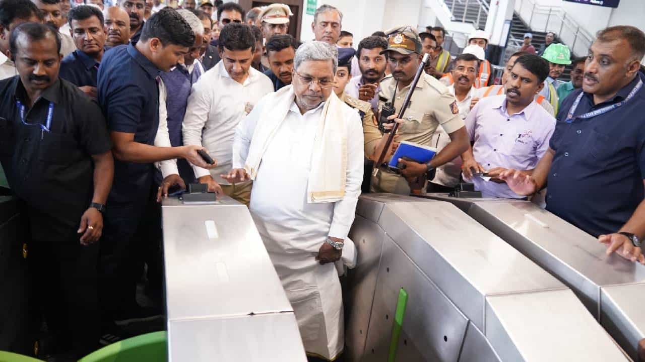 ಬೆಂಗಳೂರು ಸಿಟಿ ರೌಂಡ್ಸ್ನ ಅಂಗವಾಗಿ ಇಂದು(ಸೆ.12) ಮುಖ್ಯಮಂತ್ರಿ ಸಿದ್ದರಾಮಯ್ಯ ಅವರು ನಗರದ ವಿವಿಧೆಡೆ ಬಸ್ನಲ್ಲಿ ಸಂಚರಿಸಿ, ರಸ್ತೆ, ಸೇತುವೆ, ಮೆಟ್ರೋ ಮುಂತಾದ ಅಭಿವೃದ್ಧಿ ಕಾಮಗಾರಿಗಳ ಪರಿಶೀಲನೆ ನಡೆಸಿ ಬಳಿಕ ನಮ್ಮ ಮೆಟ್ರೋ ಏರಿ ವಿಧಾನಸೌಧಕ್ಕೆ ಪ್ರಯಾಣ ಬೆಳೆಸಿದರು.