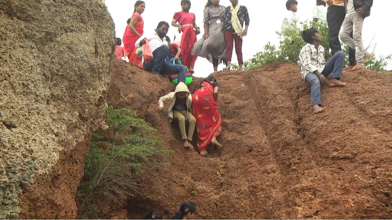 ಪುಟ್ಟ ಮಕ್ಕಳಿಂದ ಹಿಡಿದು ಯುವಕ-ಯುವತಿಯರು, ಮಹಿಳೆಯರು, ಪುರುಷರು ಬೆಟ್ಟವನ್ನು ಹತ್ತಿ ದೇವರ ದರ್ಶನ ಮಾಡುತ್ತಾರೆ. ಇದೇ ನಾಗವಾಡ ಗ್ರಾಮದಿಂದ ಶ್ರೀ ಸಿದ್ದರಾಮೇಶ್ವರ ಪಲ್ಲಕ್ಕಿಯನ್ನು ಭಕ್ತರು ಹೊತ್ತು ತರುತ್ತಾರೆ. ಅಲಂಕಾರ ಮಾಡಿರೋ ಪಲ್ಲಕ್ಕಿಯನ್ನು ಹೊತ್ತ ಭಕ್ತರು, ಬೆಟ್ಟವನ್ನು ಏರುವುದರ ಮೂಲಕ ಜಾತ್ರೆಗೆ ಚಾಲನೆ ಸಿಗುತ್ತದೆ.