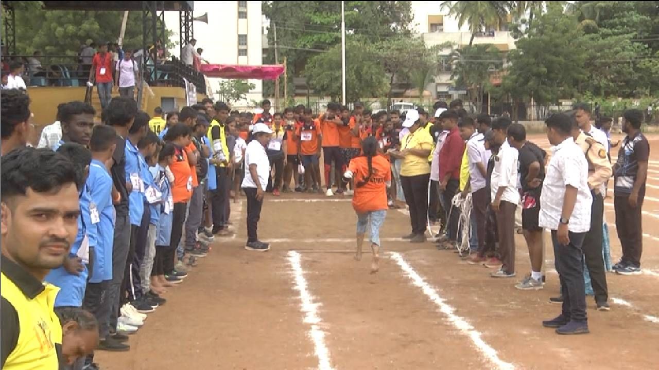  ಮಾತು ಬರುವುದಿಲ್ಲ, ಕಿವಿ ಕೇಳೋದಿಲ್ಲ ಎಲ್ಲವೂ ಕೈ ಸನ್ನೆಗಳ ಮೂಲಕವೇ ಅರ್ಥ ಮಾಡಿಸುವುದು ಹಾಗೂ ಅರ್ಥ ಮಾಡಿಕೊಳ್ಳುವುದು. ಆದರೂ ಎಲ್ಲರ ಜೊತೆಗೆ ಭರ್ಜರಿಯಾಗಿ ಓಟ, ಹೈಜಂಪ್, ಲಾಂಗ್ ಜಂಪ್, ಗುಂಡೆಸೆತ ಸೇರಿ ಎಲ್ಲಾ ಆಟದಲ್ಲಿ ಭಾಗಿಯಾಗಿ ಎಲ್ಲರ ಗಮನ ಸೆಳೆದ ಕಿವುಡ ವಿಶೇಷ ಚೇತನ ಕ್ರೀಡಾಪಟುಗಳು.