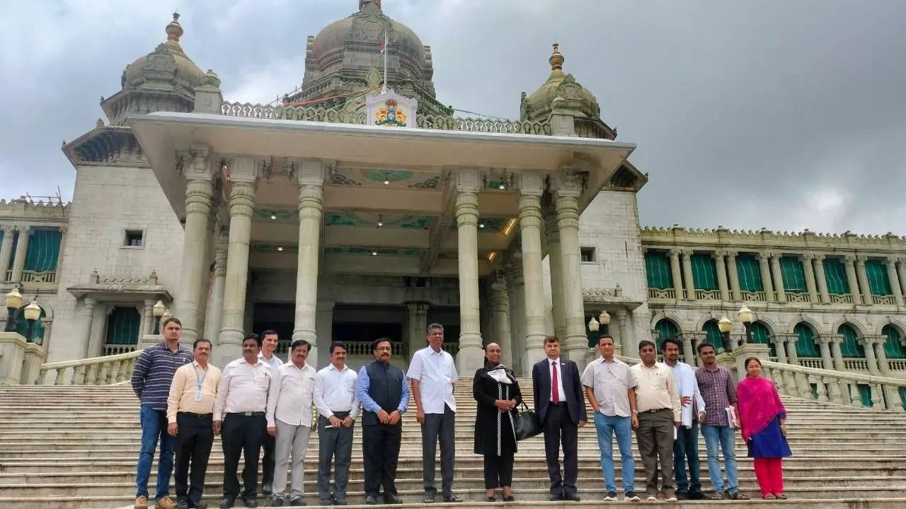 
ಈ ಸಂದರ್ಭದಲ್ಲಿ ಲೋಕೋಪಯೋಗಿ ಇಲಾಖೆಯ ಉತ್ತರ ವಲಯದ ಮುಖ್ಯ ಎಂಜಿನಿಯರ್ ಎಚ್.ಸುರೇಶ್, ಅಪರಜಿಲ್ಲಾಧಿಕಾರಿ ವಿಜಕುಮಾರ್ ಹೊನಕೇರಿ, ಲೋಕೋಪಯೋಗಿ ಇಲಾಖೆಯ ಕಾರ್ಯನಿರ್ವಾಹಕ ಎಂಜಿನಿಯರ್ ಎಸ್.ಸೊಬರದ, ಸಹಾಯಕ ಕಾರ್ಯನಿರ್ವಾಹಕ ಎಂಜಿನಿಯರ್ ಪ್ರವೀಣ ಹುಲಜಿ ಅವರು ಉಪಸ್ಥಿತರಿದ್ದರು.