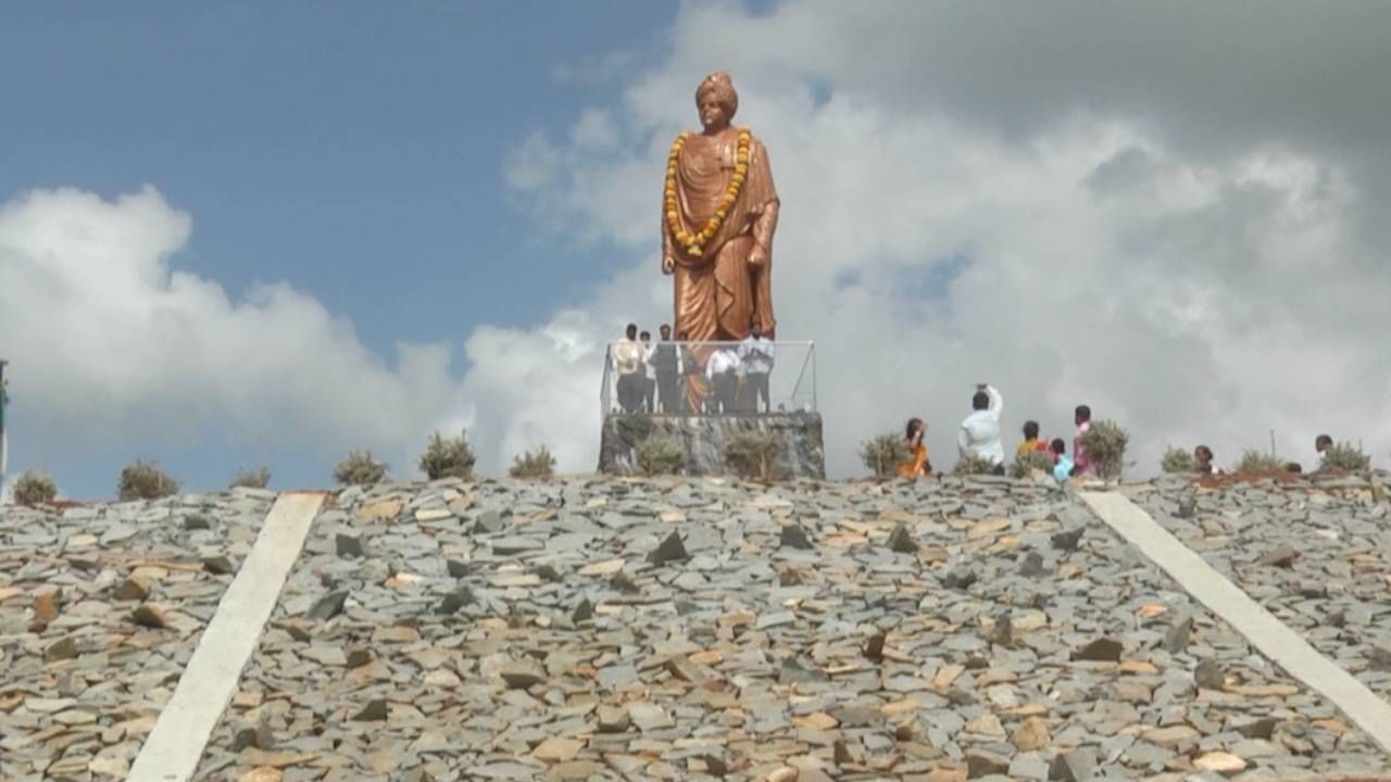 ಹಲವು ವರ್ಷಗಳ ನಿರಂತರ ಪರಿಶ್ರಮದಿಂದ ಇವಾಗ ಕಾಲ‌ ಕೂಡಿಬಂದಿದ್ದು, ವಿಶ್ವವಿದ್ಯಾಲಯ ಕ್ಯಾಂಪಸ್​ನಲ್ಲಿ ಸ್ವಾಮಿ ವಿವೇಕಾನಂದರ ಪುತ್ಥಳಿ ಅನಾವರಣವಾಗಿದೆ. ವಿವೇಕಾನಂದರೇ ಇಲ್ಲಿಗೆ ಬಂದು ನಿಂತಿದ್ದಾರೋ ಏನೋ ಎಂದು ಭಾಸವಾಗುತ್ತಿದೆ. 