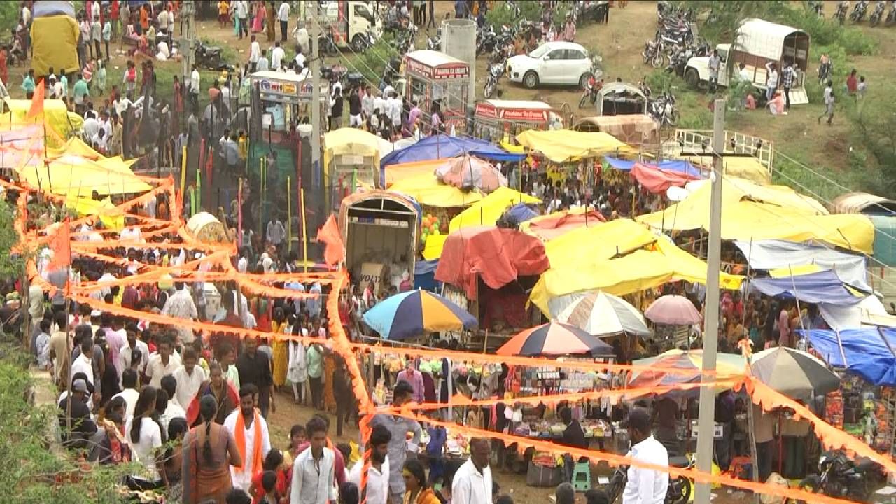 ಇನ್ನು ಈ ಬೆಟ್ಟದ ಸಿದ್ದರಾಮೇಶ್ವರ ದೇವರು ಬೇಡಿದ ವರವನ್ನು ನೀಡುವ ದೇವರೆಂದು ಪ್ರತೀತಿ ಇದೆ. ಇದರ ಜೊತೆಗೆ ಇಲ್ಲಿ ನರಲಿ (Skin Tag)ಗೆ ಪರಿಹಾರವಿದೆ. ನರಲಿಯಿಂದ ಬಳಲುತ್ತಿರುವವರು ಸತತ ಐದು ಅಮಾವಾಸ್ಯೆ ಅಥವಾ ಐದು ಸೋಮವಾರ ನಾಗವಾಡದ ಬೆಟ್ಟದ ಮೇಲಿರೋ ಶ್ರೀ ಸಿದ್ದರಾಮೇಶ್ವರ ದೇವಸ್ಥಾನ ದರ್ಶನ ಮಾಡಬೇಕು.