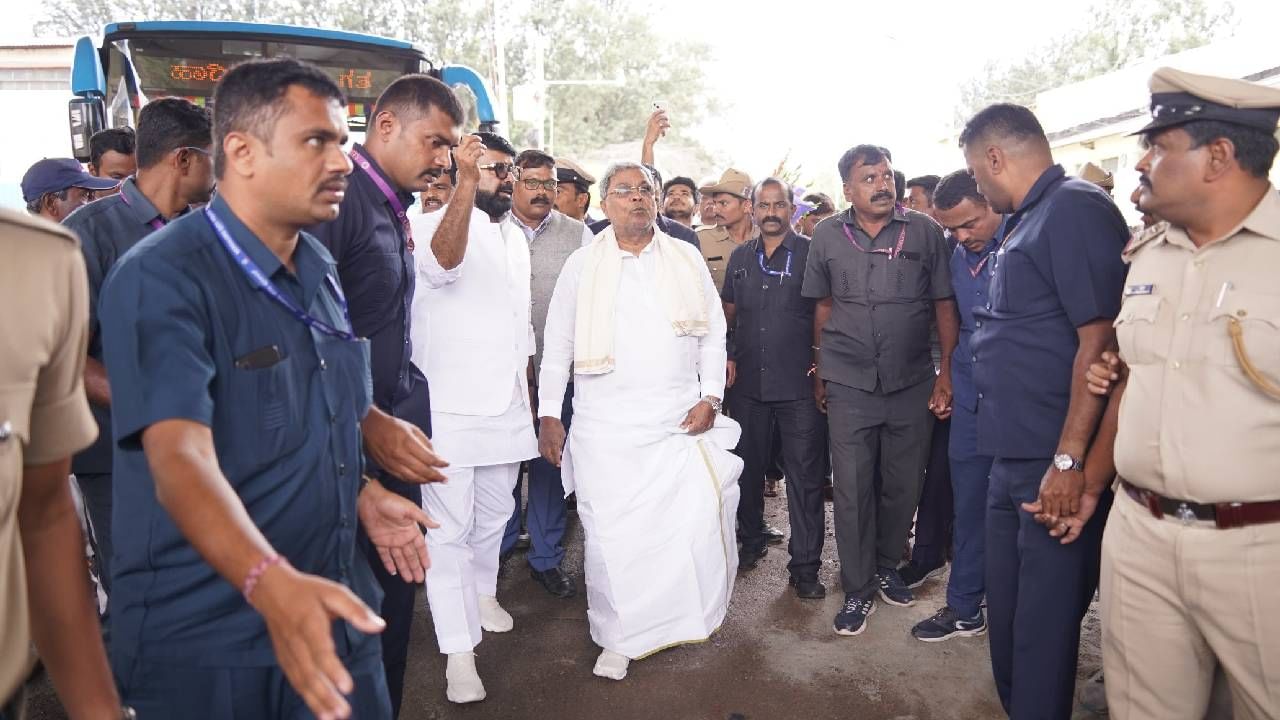 ಇನ್ನು ಹೆಬ್ಬಾಳ ಫ್ಲೈ ಓವರ್ ಬಳಿ ಆಗಮಿಸಿದ ಸಿಎಂ ಸಿದ್ದರಾಮಯ್ಯ ಅವರಿಗೆ ಹೂಗುಚ್ಚ ನೀಡಲು ಕಾರ್ಯಕರ್ತರು, ಫ್ಯಾನ್ಸ್ ಮುಗಿಬಿದ್ದಿದ್ದರು. ಸಿಎಂಗೆ ಬಿಡಿಎ ಅಧ್ಯಕ್ಷ ಹ್ಯಾರೀಸ್, ಬಿಬಿಎಂಪಿ ಮುಖ್ಯ ಆಯುಕ್ತರು, ಜಲಮಂಡಳಿ ಅಧ್ಯಕ್ಷರು ಸಾಥ್ ನೀಡಿದರು.