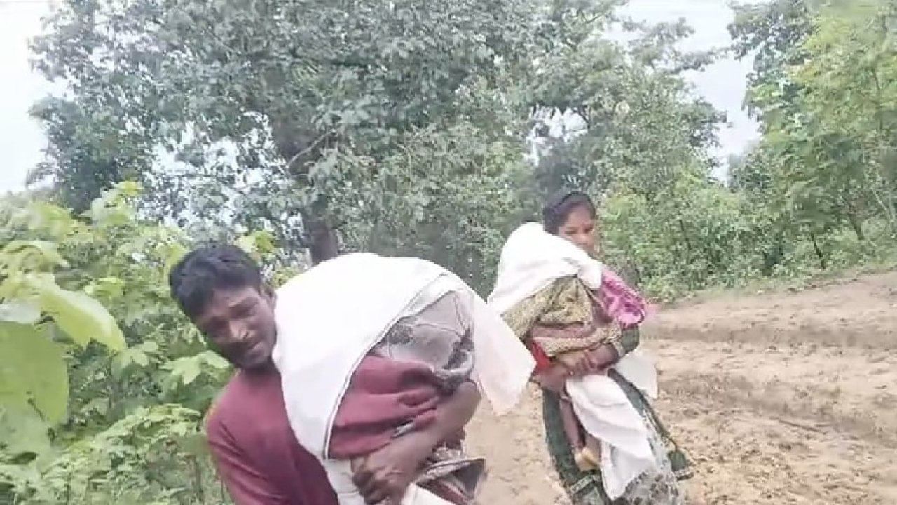 Shocking Video: ಹೆಗಲ ಮೇಲೆ ಮಕ್ಕಳ ಶವ ಹೊತ್ತು 15 ಕಿ.ಮೀ ನಡೆದ ಪೋಷಕರು; ಆಘಾತಕಾರಿ ವಿಡಿಯೋ ವೈರಲ್ Shocking Video: ಹೆಗಲ ಮೇಲೆ ಮಕ್ಕಳ ಶವ ಹೊತ್ತು 15 ಕಿ.ಮೀ ನಡೆದ ಪೋಷಕರು; ಆಘಾತಕಾರಿ ವಿಡಿಯೋ ವೈರಲ್