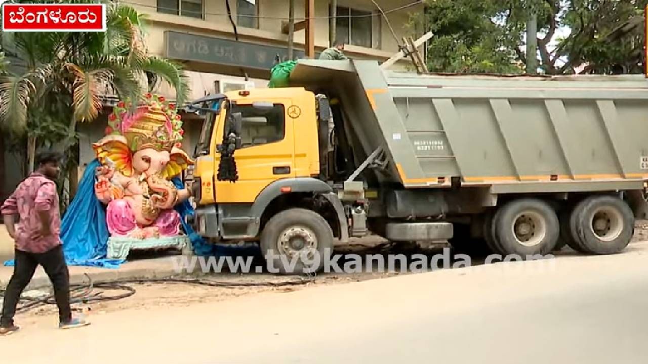 ಬೆಂಗಳೂರಿನಲ್ಲಿ ಮಾರಾಟಕ್ಕಿಟ್ಟಿದ್ದ ಗಣಪತಿ ಮೂರ್ತಿಗೆ ಡಿಕ್ಕಿ ಹೊಡೆದ ಟಿಪ್ಪರ್; ತಪ್ಪಿದ ಅನಾಹುತ