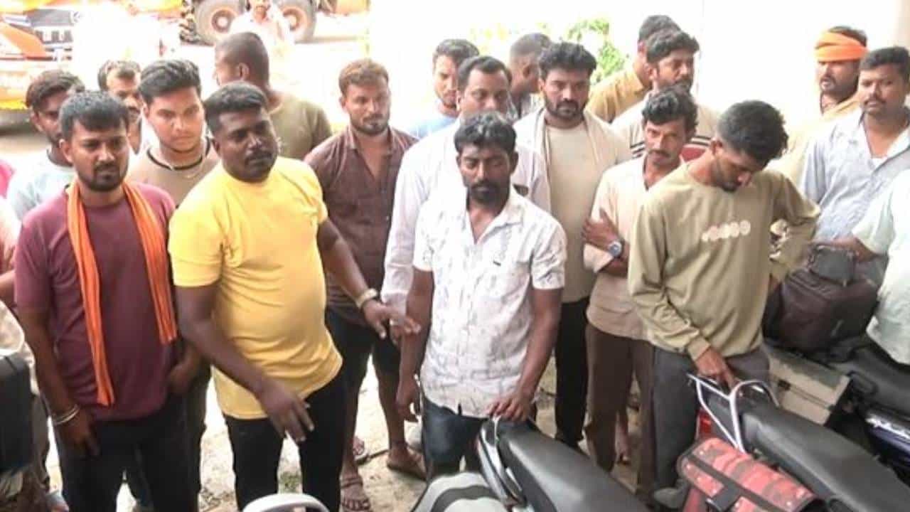 ದಾವಣಗೆರೆ: ಏಕಕಾಲಕ್ಕೆ 36 ಕಾರ್ಮಿಕರು ಕೆಲಸದಿಂದ ವಜಾ, ಇದು ಎಣ್ಣೆ ಇನ್ ಕಮ್ ಸ್ಟೋರಿ ದಾವಣಗೆರೆ: ಏಕಕಾಲಕ್ಕೆ 36 ಕಾರ್ಮಿಕರು ಕೆಲಸದಿಂದ ವಜಾ, ಇದು ಎಣ್ಣೆ ಇನ್ ಕಮ್ ಸ್ಟೋರಿ