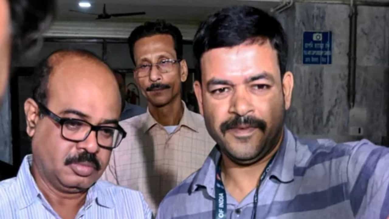 ಕೋಲ್ಕತ್ತಾ ವೈದ್ಯೆಯ ಕೊಲೆ: ಅಭಿಜಿತ್ ಮೊಂಡಲ್ ಪಾರದರ್ಶಕ ತನಿಖೆ ನಡೆಸಿದ್ದಾರೆ ಎಂದ ಹಿರಿಯ ಪೊಲೀಸ್ ಅಧಿಕಾರಿ ಕೋಲ್ಕತ್ತಾ ವೈದ್ಯೆಯ ಕೊಲೆ: ಅಭಿಜಿತ್ ಮೊಂಡಲ್ ಪಾರದರ್ಶಕ ತನಿಖೆ ನಡೆಸಿದ್ದಾರೆ ಎಂದ ಹಿರಿಯ ಪೊಲೀಸ್ ಅಧಿಕಾರಿ
