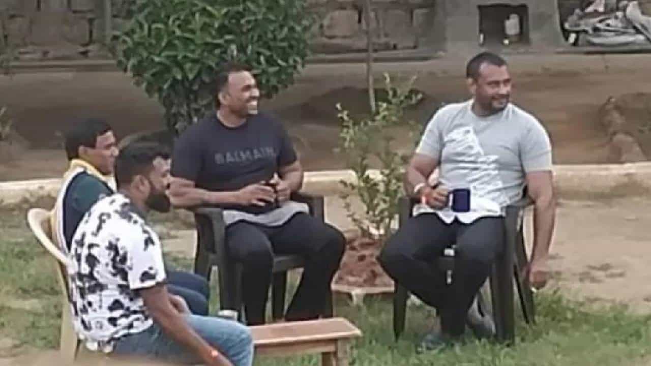 ದರ್ಶನ್ಗೆ ರಾಜಾತಿಥ್ಯ ನೀಡಿದ್ದ ಪರಪ್ಪನ ಅಗ್ರಹಾರದ ಮೇಲೆ ಸಿಸಿಬಿ ದಾಳಿ; ವಿಲ್ಸನ್ ಗಾರ್ಡನ್ ನಾಗನ ಫೋನ್ ಸೇರಿ 18 ಮೊಬೈಲ್ ಸೀಜ್ ದರ್ಶನ್ಗೆ ರಾಜಾತಿಥ್ಯ ನೀಡಿದ್ದ ಪರಪ್ಪನ ಅಗ್ರಹಾರದ ಮೇಲೆ ಸಿಸಿಬಿ ದಾಳಿ; ವಿಲ್ಸನ್ ಗಾರ್ಡನ್ ನಾಗನ ಫೋನ್ ಸೇರಿ 18 ಮೊಬೈಲ್ ಸೀಜ್