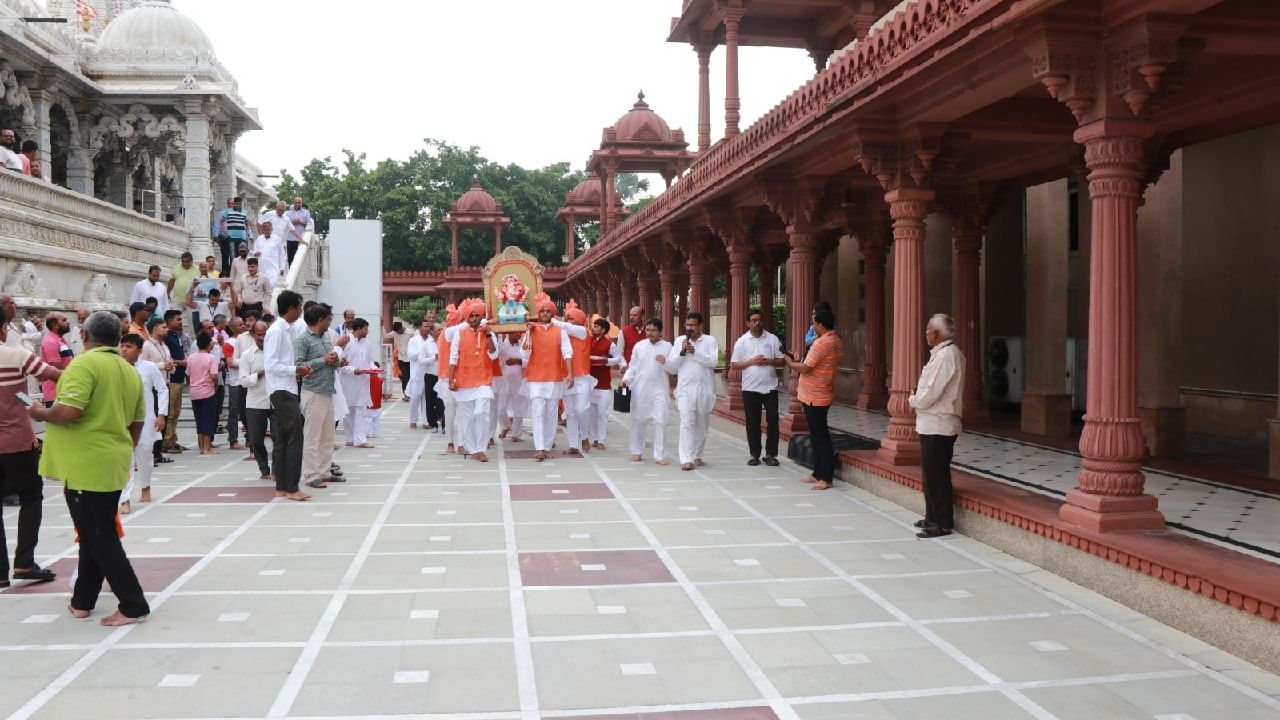 ಈ ಹಬ್ಬವನ್ನು ಸಾಂಪ್ರದಾಯಿಕವಾಗಿ ಅಕ್ಷರಧಾಮ ದೇವಾಲಯದಲ್ಲಿ ಪ್ರತಿ ವರ್ಷ ಸಂತೋಷ ಮತ್ತು ಸಂಭ್ರಮದಿಂದ ಆಚರಿಸಲಾಗುತ್ತದೆ.
