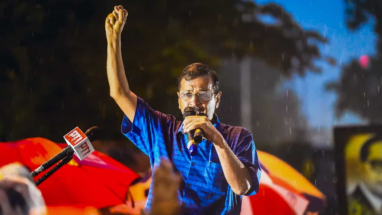 ತಿಹಾರ್ ಜೈಲಿನಿಂದ ಬಿಡುಗಡೆಯಾದ ನಂತರ ಕೇಜ್ರಿವಾಲ್ ಮನೆಯ ಹೊರಗೆ ಪಟಾಕಿ ಸಿಡಿಸಿದ್ದಕ್ಕೆ ಎಫ್ಐಆರ್ ತಿಹಾರ್ ಜೈಲಿನಿಂದ ಬಿಡುಗಡೆಯಾದ ನಂತರ ಕೇಜ್ರಿವಾಲ್ ಮನೆಯ ಹೊರಗೆ ಪಟಾಕಿ ಸಿಡಿಸಿದ್ದಕ್ಕೆ ಎಫ್ಐಆರ್