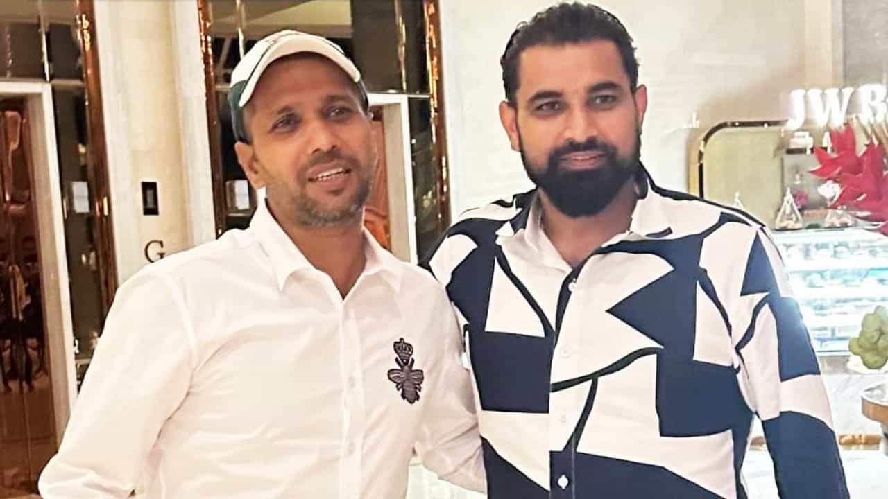 ಬಾಂಗ್ಲಾದೇಶ್ ವಿರುದ್ಧದ ಟೆಸ್ಟ್ ಸರಣಿಯಿಂದ ಹೊರಗುಳಿದಿರುವ ಟೀಮ್ ಇಂಡಿಯಾ ವೇಗಿ ಮೊಹಮ್ಮದ್ ಶಮಿ ಸದ್ಯ ಫಿಟ್ನೆಸ್ ಕಸರತ್ತಿನಲ್ಲಿ ತೊಡಗಿಸಿಕೊಂಡಿದ್ದಾರೆ. ಈ ಕಸರತ್ತಿನ ನಡುವೆ ಶಮಿ ಸೋಷಿಯಲ್ ಮೀಡಿಯಾದಲ್ಲಿ ಫೋಟೋವೊಂದನ್ನು ಹಂಚಿಕೊಂಡಿದ್ದಾರೆ. ಅದು ಸಹ ಭಾರತ ತಂಡದ ಮಾಜಿ ವೇಗಿಯೊಂದಿಗೆ ಎಂಬುದು ವಿಶೇಷ.