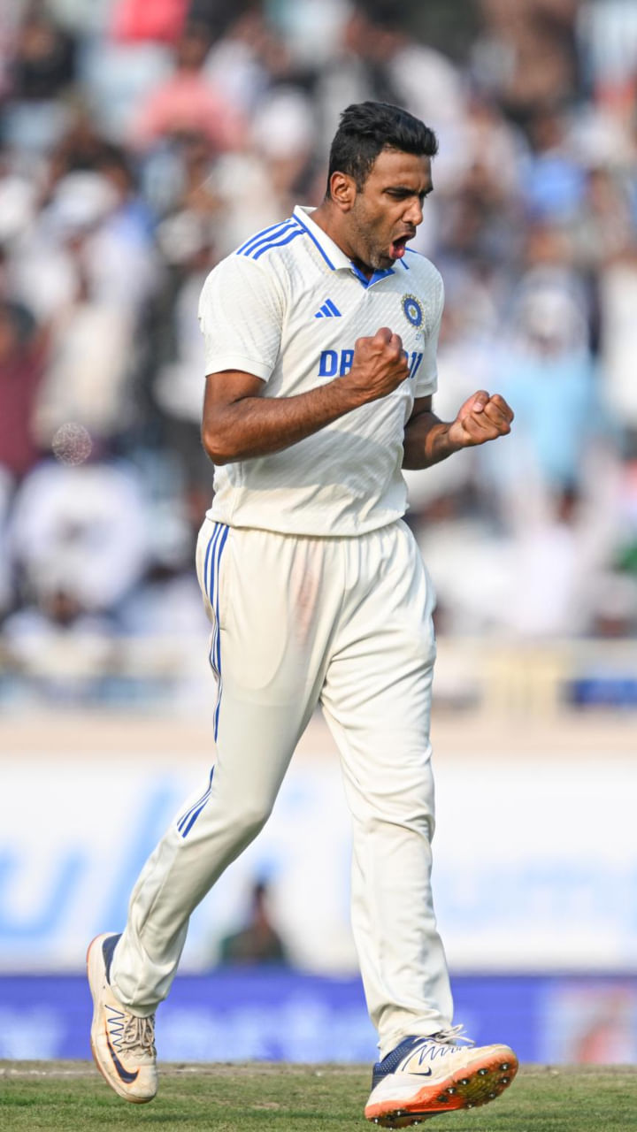 ಆರ್ ಅಶ್ವಿನ್ ಸದ್ಯ ಟೀಂ ಇಂಡಿಯಾದ ಪ್ರಮುಖ ಆಟಗಾರರಲ್ಲಿ ಒಬ್ಬರಾಗಿದ್ದು, ಗಳಿಕೆಯ ವಿಷಯದಲ್ಲಿಯೂ ಅವರು ಮುಂದಿನ ಪಂಕ್ತಿಯಲ್ಲಿ ಬಂದು ನಿಲ್ಲುತ್ತಾರೆ.