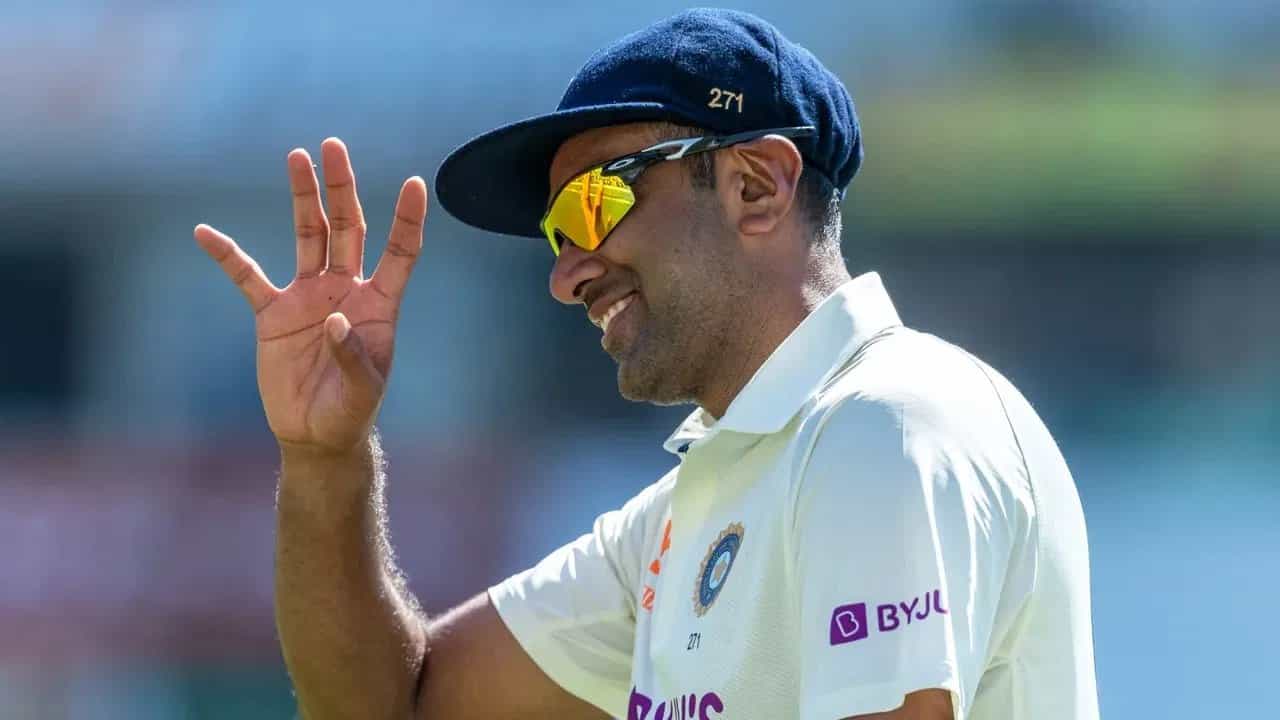 ಭಾರತ ಮತ್ತು ಬಾಂಗ್ಲಾದೇಶ್ ನಡುವಣ ಟೆಸ್ಟ್ ಸರಣಿ ಸೆಪ್ಟೆಂಬರ್ 19 ರಿಂದ ಶುರುವಾಗಲಿದೆ. ಈ ಸರಣಿಯಲ್ಲಿ ಹಲವು ದಾಖಲೆಗಳನ್ನು ಬರೆಯುವ ಅವಕಾಶ ಟೀಮ್ ಇಂಡಿಯಾ ಸ್ಪಿನ್ನರ್ ರವಿಚಂದ್ರನ್ ಅಶ್ವಿನ್ ಮುಂದಿದೆ. ಅದರಲ್ಲೂ ಈ ಸರಣಿಯ ಮೂಲಕ ವಿಶ್ವ ಟೆಸ್ಟ್ ಚಾಂಪಿಯನ್ಸ್ನಲ್ಲಿ ಅತ್ಯಧಿಕ ವಿಕೆಟ್ ಕಬಳಿಸಿ ಬೌಲರ್ಗಳ ಪಟ್ಟಿಯಲ್ಲಿ ಅಶ್ವಿನ್ ಅಗ್ರಸ್ಥಾನಕ್ಕೇರಬಹುದು.