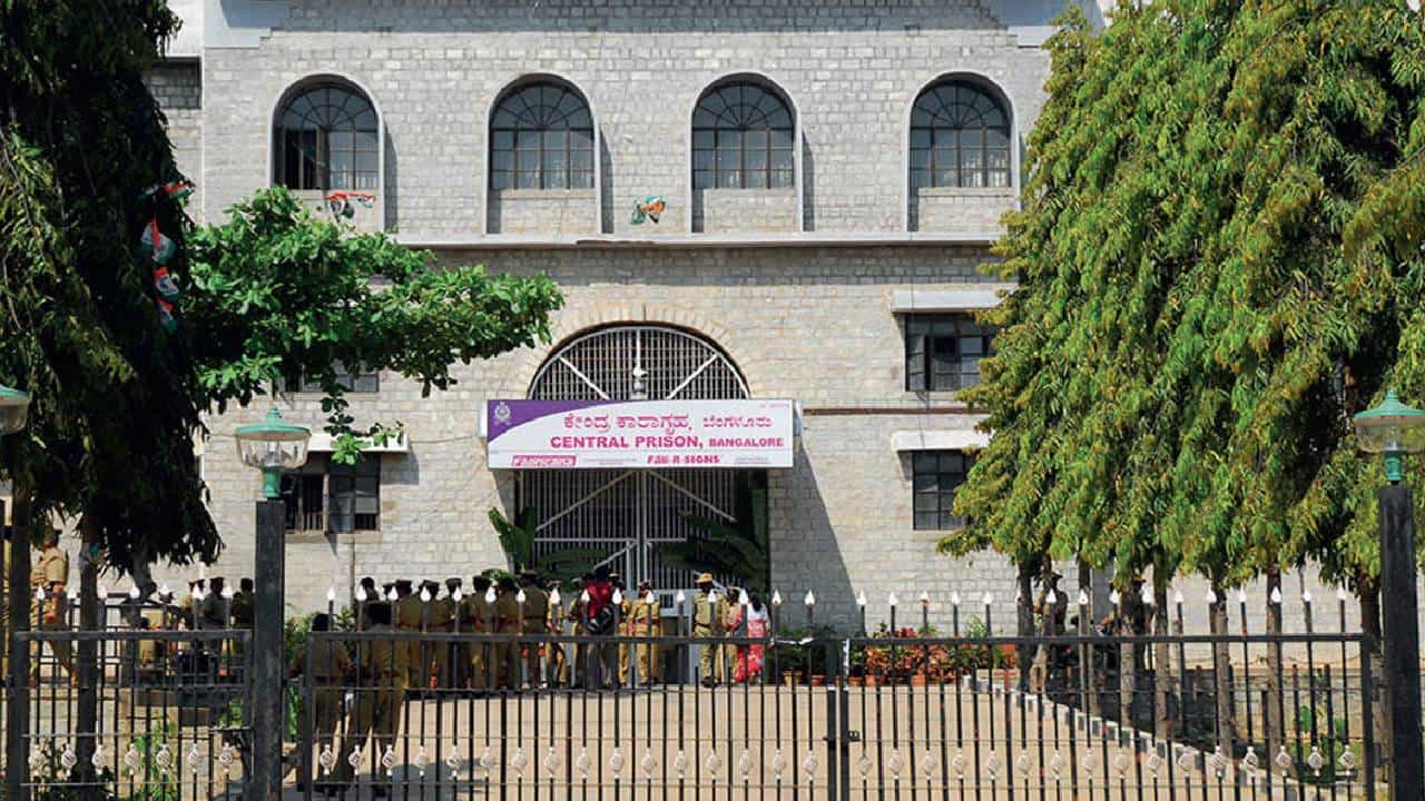 ಪರಪ್ಪನ ಅಗ್ರಹಾರ ಜೈಲಿನ ಮೇಲೆ ಸಿಸಿಬಿ ದಾಳಿ: ವಿಲ್ಸನ್ ಗಾರ್ಡನ್ ನಾಗನ ಮೊಬೈಲ್ ವಶಕ್ಕೆ ಪರಪ್ಪನ ಅಗ್ರಹಾರ ಜೈಲಿನ ಮೇಲೆ ಸಿಸಿಬಿ ದಾಳಿ: ವಿಲ್ಸನ್ ಗಾರ್ಡನ್ ನಾಗನ ಮೊಬೈಲ್ ವಶಕ್ಕೆ