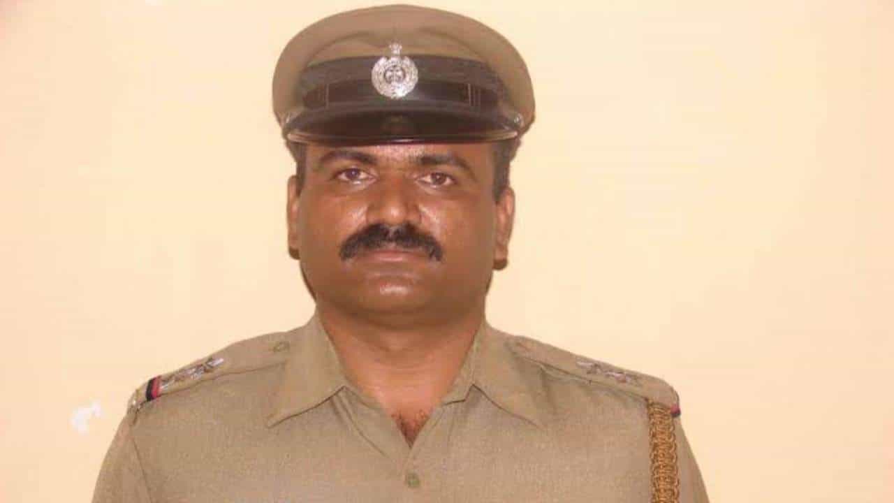 ಭೋವಿ ನಿಗಮ ಅಕ್ರಮ ಕೇಸ್; ಆರೋಪಿಗಳಿಂದ ಹಣ ಪಡೆದಿದ್ದ ಆರೋಪದಡಿ ತನಿಖಾಧಿಕಾರಿ ಅಮಾನತು ಭೋವಿ ನಿಗಮ ಅಕ್ರಮ ಕೇಸ್; ಆರೋಪಿಗಳಿಂದ ಹಣ ಪಡೆದಿದ್ದ ಆರೋಪದಡಿ ತನಿಖಾಧಿಕಾರಿ ಅಮಾನತು