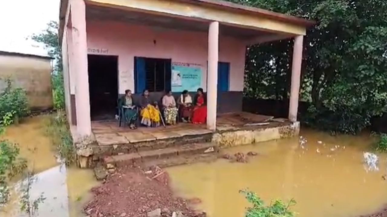 ಶಾಲೆಯ ಕೊಠಡಿಗಳು ಸಹ ಬಿರುಕು ಬಿಟ್ಟಿದ್ದು ಮಳೆಯಾದರೆ ಸೊರುತ್ತಿವೆ. ಹೀಗಾಗಿ ಮಕ್ಕಳು ಅಂತಹ ಕೊಠಡಿಯಲ್ಲಿ ಕುಳಿತು ಪಾಠ ಕೆಳಲು ಭಯಪಡುತ್ತಿದ್ದಾರೆ. ಜೊತೆಗೆ ಶಿಕ್ಷಕರ ಕೊರತೆ ಸಮಸ್ಯೆಯೂ ಇದೆ. ಶಿಕ್ಷಕರ ಕೊರತೆಯ ನಡುವೆಯೂ ಮಕ್ಕಳು ಶಾಲೆಗೆ ಬರುತ್ತಿದ್ದಾರೆ, ಪಾಠ ಕೇಳುತ್ತಿದ್ದಾರೆ. ಮಕ್ಕಳ ಸಂಖ್ಯೆ ಕಡಿಮೆಯಾಗಿಲ್ಲ. ಆದರೆ ಈ ಶಾಲೆಯಲ್ಲಿರುವ ಹತ್ತಾರು ಸಮಸ್ಯೆಗಳು ಮಕ್ಕಳನ್ನ ಕಾಡತೊಡಗಿದೆ.