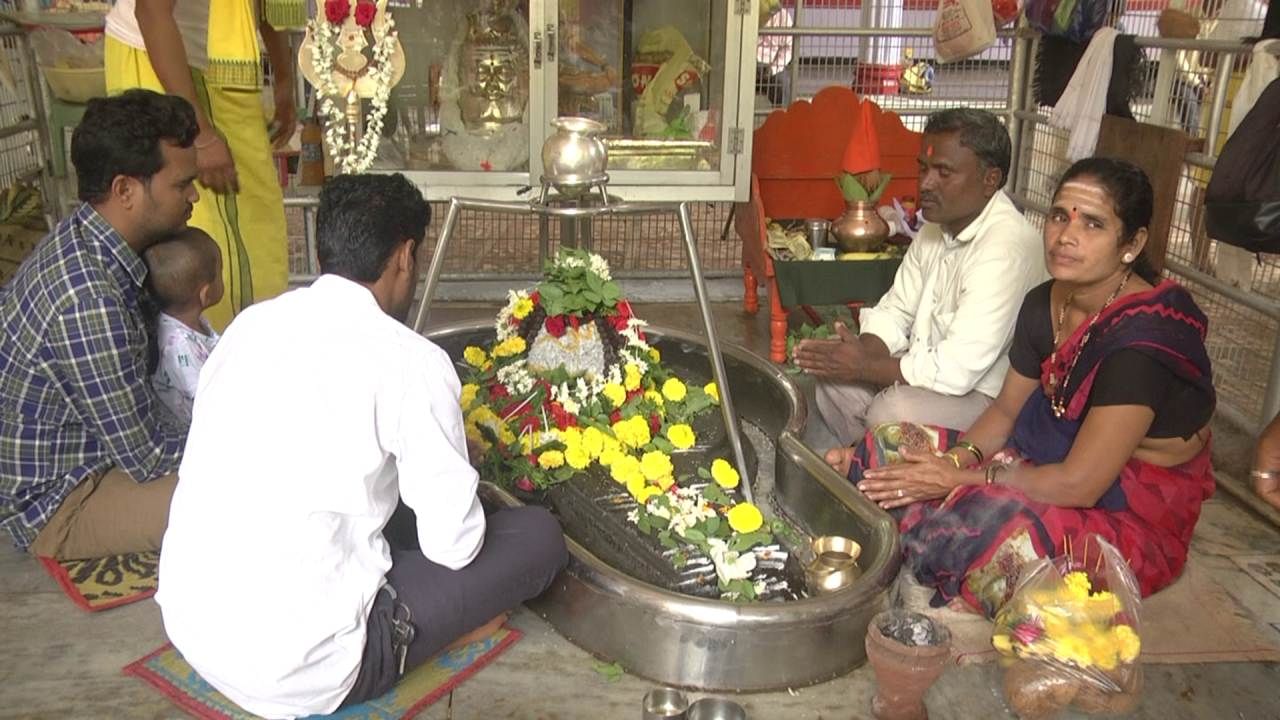 ಗುಹೆಯಲ್ಲಿರುವ ಶಿವಲಿಂಗದ ಮೂಲಕವೂ ನೀರು ಹರಿದು ಬರುವುದು ಕೂಡ ಇಲ್ಲಿನ ವಿಶೇಷವಾಗಿದೆ. ಇಲ್ಲಿನ ನೀರಿನ ಝರಿ ದಿನದ 24 ಗಂಟೆಯೂ ನೀರು ಧುಮ್ಮಿಕ್ಕುತ್ತದೆ. ಇಲ್ಲಿ ಬೆಟ್ಟದ ಅಂಚಿನಿಂದ ಬರುವ ನೀರು ನಂದಿ ಬಾಯಿಯಿಂದ ಕಿರು ಕಲ್ಯಾಣಿಗೆ ಬಂದು ಬೀಳುತ್ತದೆ. 