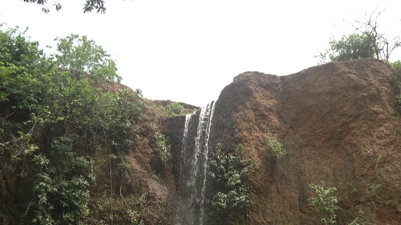 ಬೇಸಿಗೆ ಬಂದರೆ ಸಾಕು ಬೀದರ್ ಜಿಲ್ಲೆಯಲ್ಲಿ ಕುಡಿಯುವ ನೀರಿನ ಸಮಸ್ಯೆ ತಾಂಡವಾಡುತ್ತದೆ. ಬಾವಿ, ಬೋರ್ ವೆಲ್ ನಲ್ಲಿಯೂ ನೀರು ಖಾಲಿಯಾಗಿ ಜನ, ಪ್ರಾಣಿ, ಪಕ್ಷಿಗಳು ನೀರಿಗಾಗಿ ಹಾಹಾಕಾರ ಪಡುತ್ತವೆ. ಆದರೇ ಆ ದೇವಸ್ಥಾನದ ಬೆಟ್ಟದಲ್ಲಿ ಮಾತ್ರ ನೀರಿನ ಸೇಲೆ ನಿರಂತರವಾಗಿದ್ದು ಶತಮಾನಗಳಿಂದ ಎಂದೂ ಕೂಡಾ ಬೆಟ್ಟದಿಂದ ನೀರು ಬರುವುದು ನಿಂತಿಲ್ಲ. ಯಾವ ಭಾಗದಿಂದ ನೀರು ಹರಿದು ಬರುತ್ತದೆಂಬುವುದು ಮಾತ್ರ ಇಲ್ಲಿ ನಿಗೂಢವಾಗಿದೆ. 