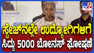 ರಸ್ತೆಯಲ್ಲಿ ಬಿದ್ದ ಮೀನುಗಳನ್ನು ಕವರ್​ನಲ್ಲಿ ತುಂಬಿಕೊಳ್ಳಲು ಮುಗಿಬಿದ್ದ ಜನ