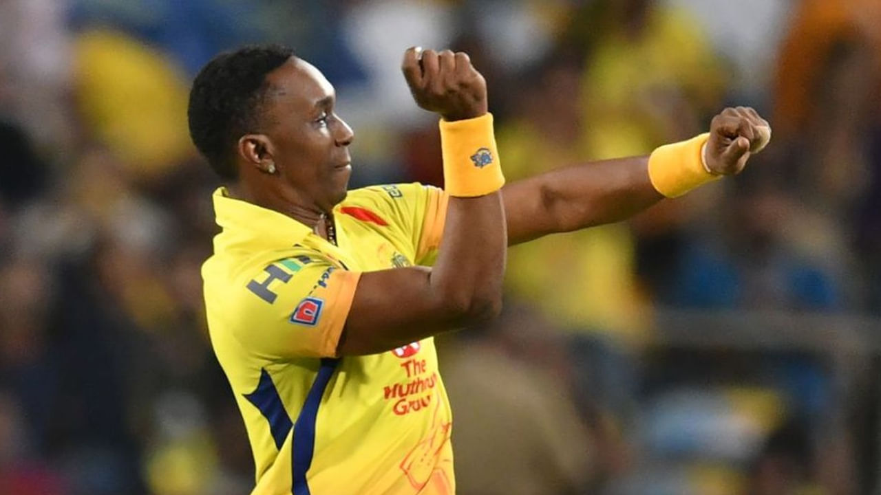 Dwayne Bravo, que jogou um total de 582 partidas em sua carreira T20, conquistou um total de 631 postigos e marcou 6.970 corridas. Ele também é o maior tomador de postigos no críquete T20. Dwayne Bravo acertou 4 postigos em uma entrada 11 vezes e 5 postigos duas vezes no críquete T20. 