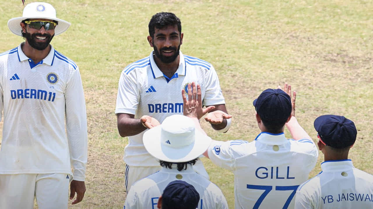 ಭಾರತ ಮತ್ತು ಬಾಂಗ್ಲಾದೇಶ ನಡುವಿನ 2 ಪಂದ್ಯಗಳ ಟೆಸ್ಟ್ ಸರಣಿಯ ಮೊದಲ ಪಂದ್ಯ ಚೆನ್ನೈನಲ್ಲಿ ನಡೆಯುತ್ತಿದೆ. ಈ ಪಂದ್ಯದಲ್ಲಿ ಬಾಂಗ್ಲಾದೇಶ ತಂಡವನ್ನು ಮೊದಲ ಇನ್ನಿಂಗ್ಸ್ನಲ್ಲಿ ಕೇವಲ 149 ರನ್ಗಳಿಗೆ ಆಲೌಟ್ ಮಾಡುವಲ್ಲಿ ಪ್ರಮುಖ ಪಾತ್ರವಹಿಸಿದ ವೇಗದ ಬೌಲರ್ ಜಸ್ಪ್ರೀತ್ ಬುಮ್ರಾ ಅಪರೂಪದ ದಾಖಲೆಯೊಂದನ್ನು ನಿರ್ಮಿಸಿದ್ದಾರೆ.