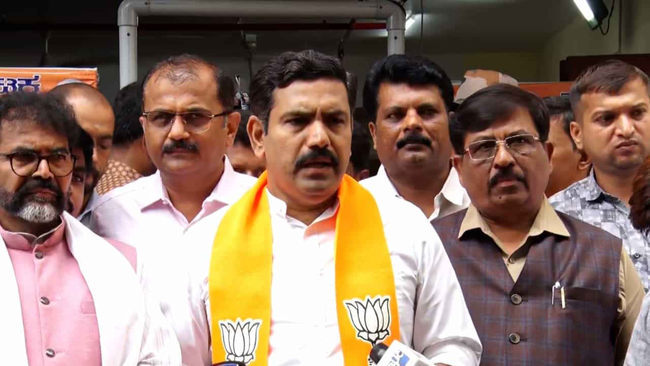 ಸಿದ್ದರಾಮಯ್ಯ ರಾಜೀನಾಮೆಗೆ ಪಟ್ಟು: ಕರ್ನಾಟಕದಾದ್ಯಂತ ತೀವ್ರಗೊಂಡ ಬಿಜೆಪಿ ಪ್ರತಿಭಟನೆ ಸಿದ್ದರಾಮಯ್ಯ ರಾಜೀನಾಮೆಗೆ ಪಟ್ಟು: ಕರ್ನಾಟಕದಾದ್ಯಂತ ತೀವ್ರಗೊಂಡ ಬಿಜೆಪಿ ಪ್ರತಿಭಟನೆ