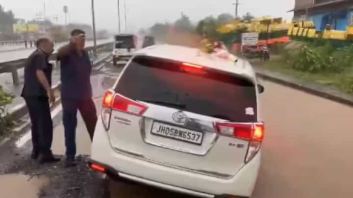 ಕೆಸರಿನ ಗುಂಡಿಯಲ್ಲಿ ಸಿಲುಕಿದ ಕೇಂದ್ರ ಸಚಿವ ಶಿವರಾಜ್ ಸಿಂಗ್ ಚೌಹಾಣ್ ಇದ್ದ ಕಾರು ಕೆಸರಿನ ಗುಂಡಿಯಲ್ಲಿ ಸಿಲುಕಿದ ಕೇಂದ್ರ ಸಚಿವ ಶಿವರಾಜ್ ಸಿಂಗ್ ಚೌಹಾಣ್ ಇದ್ದ ಕಾರು