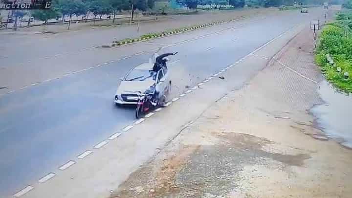ಬೀದರ್: ಯಾವ ಸಿನಿಮಾ ಸೀನ್ಗೂ ಕಮ್ಮಿ ಇಲ್ಲ, ಮೈ ನಡುಗಿಸುವಂತಿದೆ ಅಪಘಾತದ ದೃಶ್ಯ ಬೀದರ್: ಯಾವ ಸಿನಿಮಾ ಸೀನ್ಗೂ ಕಮ್ಮಿ ಇಲ್ಲ, ಮೈ ನಡುಗಿಸುವಂತಿದೆ ಅಪಘಾತದ ದೃಶ್ಯ