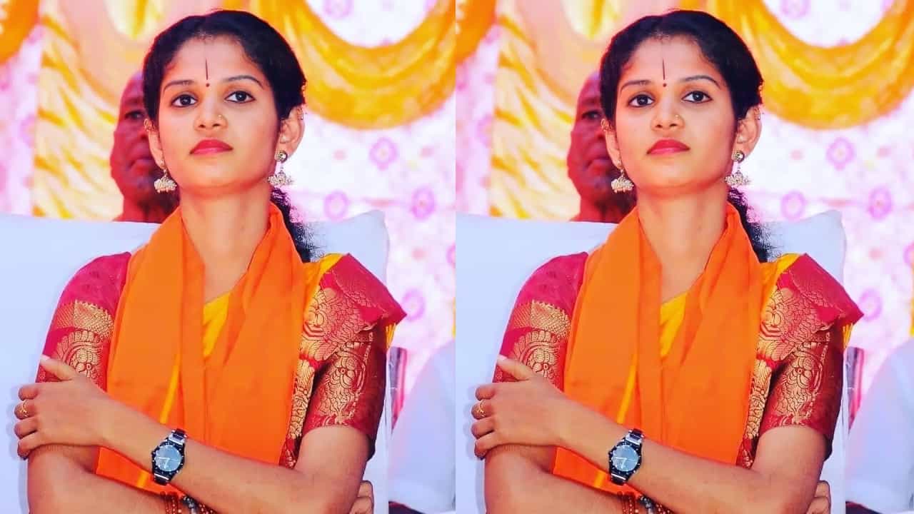 ಬಿಗ್ಬಾಸ್ ಕನ್ನಡದ ಮೂರನೇ ಸ್ಪರ್ಧಿ ಘೋಷಣೆ: ಇವರಿಗೆ ಮೈಕ್, ಜೈಲು ಎರಡೂ ಹೊಸದಲ್ಲ ಬಿಗ್ಬಾಸ್ ಕನ್ನಡದ ಮೂರನೇ ಸ್ಪರ್ಧಿ ಘೋಷಣೆ: ಇವರಿಗೆ ಮೈಕ್, ಜೈಲು ಎರಡೂ ಹೊಸದಲ್ಲ