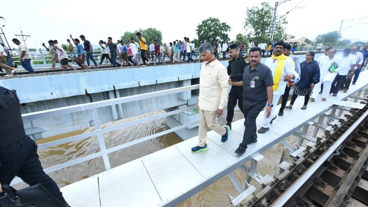 ವಿಜಯವಾಡ ಭೇಟಿ ವೇಳೆ ಕೂದಲೆಳೆ ಅಂತರದಲ್ಲಿ ರೈಲು ಅಪಘಾತದಿಂದ ಪಾರಾದ ಸಿಎಂ ಚಂದ್ರಬಾಬು ನಾಯ್ಡು