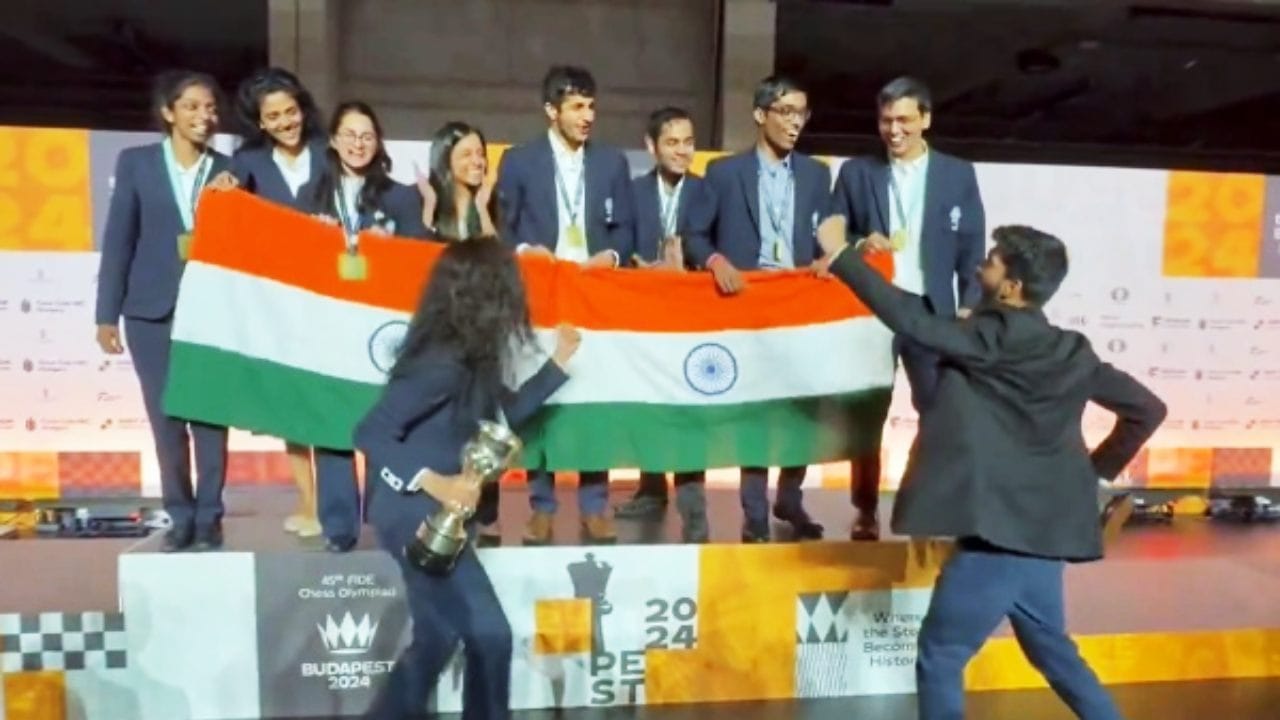 Chess Olympiad 2024: ಟ್ರೋಫಿ ಗೆದ್ದು ರೋಹಿತ್ ಶರ್ಮಾ ಸ್ಟೈಲ್​ನಲ್ಲಿ ಸಂಭ್ರಮಿಸಿದ ಭಾರತೀಯ ಚೆಸ್ ಚತುರರು - Kannada News | Chess Olympiad 2024: Indian Team Take Inspiration From Rohit Sharma to Celebrate Trophy Lift | TV9 Kannada