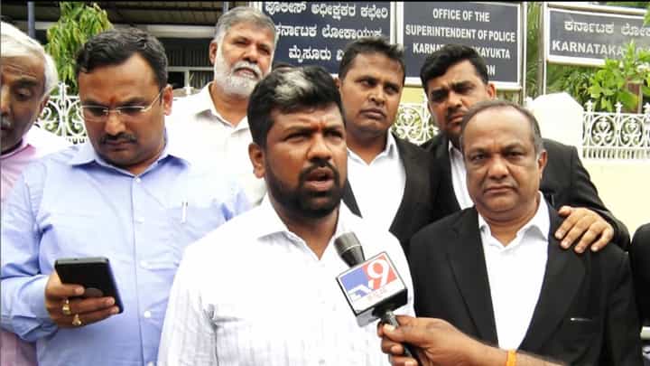 ಸಿಎಂ ವಿರುದ್ದ ದೂರಿಗೆ ಹಿಂಬರಹ ನೀಡಲು ಲೋಕಾಯುಕ್ತ ಎಸ್ಪಿಗೆ ಗಡುವು ನೀಡಿದ ದೂರುದಾರ ಸಿಎಂ ವಿರುದ್ದ ದೂರಿಗೆ ಹಿಂಬರಹ ನೀಡಲು ಲೋಕಾಯುಕ್ತ ಎಸ್ಪಿಗೆ ಗಡುವು ನೀಡಿದ ದೂರುದಾರ