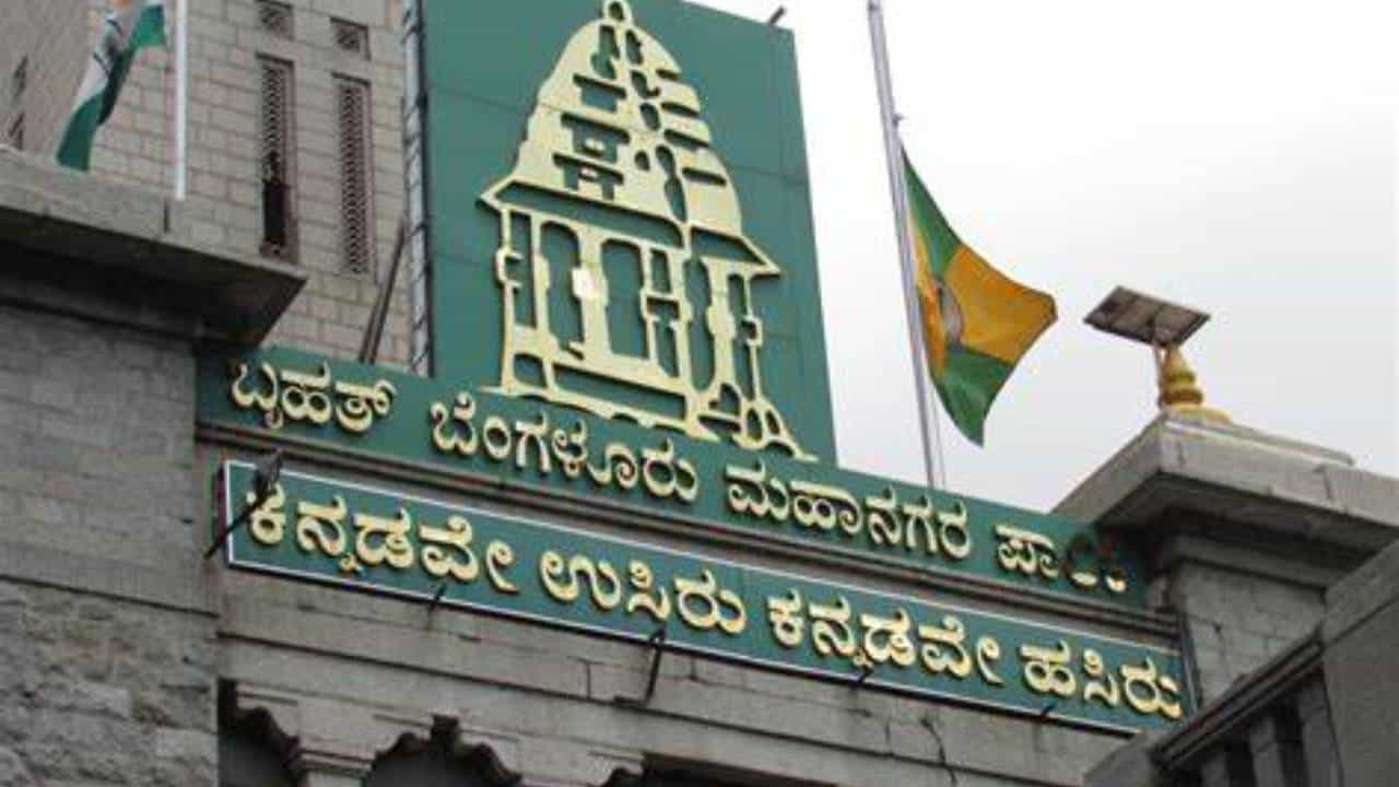 ಕಾಮಗಾರಿ ಬಿಲ್ ಬಾಕಿ: ಬಿಬಿಎಂಪಿ ವಿರುದ್ಧ ಸಮರ ಸಾರಿದ ಗುತ್ತಿಗೆದಾರರು ಕಾಮಗಾರಿ ಬಿಲ್ ಬಾಕಿ: ಬಿಬಿಎಂಪಿ ವಿರುದ್ಧ ಸಮರ ಸಾರಿದ ಗುತ್ತಿಗೆದಾರರು