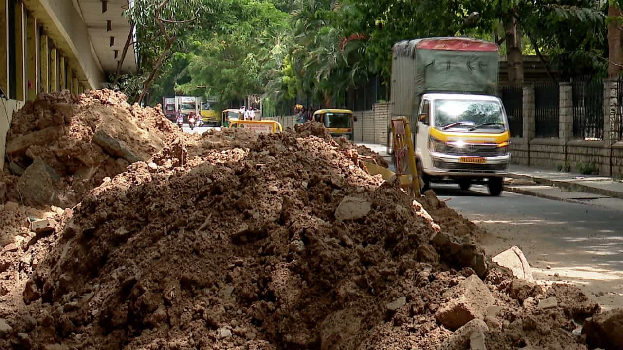 ಬೆಂಗಳೂರು: ಡೈರಿ ಸರ್ಕಲ್ ರಸ್ತೆಯಲ್ಲಿ ಸ್ವಲ್ಪ ಯಾಮಾರಿದ್ರೂ ಅಪಘಾತ, ಕಾರಣ ಇಲ್ಲಿದೆ ಬೆಂಗಳೂರು: ಡೈರಿ ಸರ್ಕಲ್ ರಸ್ತೆಯಲ್ಲಿ ಸ್ವಲ್ಪ ಯಾಮಾರಿದ್ರೂ ಅಪಘಾತ, ಕಾರಣ ಇಲ್ಲಿದೆ