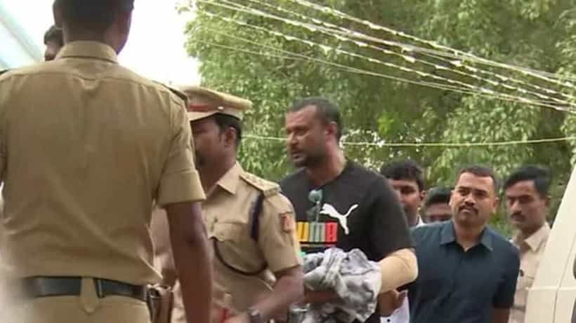ಬಳ್ಳಾರಿ ಜೈಲಧಿಕಾರಿಗಳ ಮೇಲೆ ದೂರು ನೀಡಲು ಸಿದ್ಧವಾದ ದರ್ಶನ್ ಕುಟುಂಬ