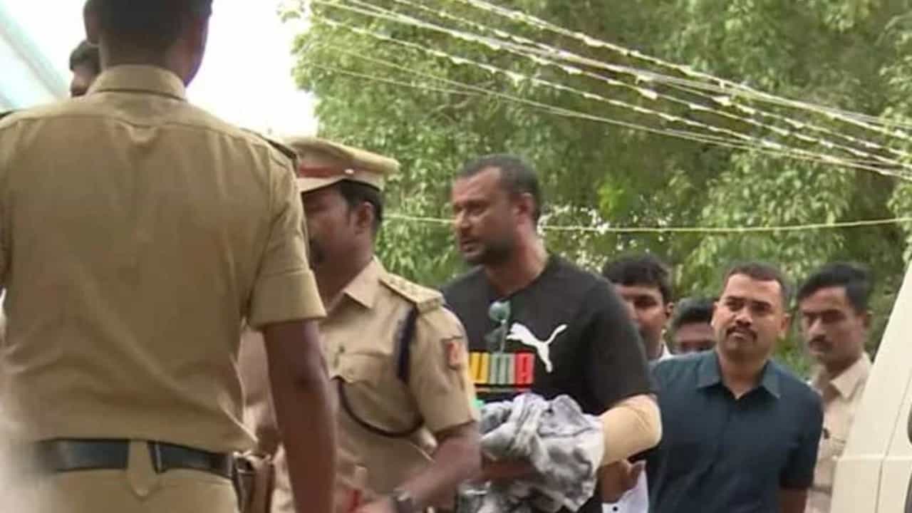 ಬಳ್ಳಾರಿ ಜೈಲಧಿಕಾರಿಗಳ ಮೇಲೆ ದೂರು ನೀಡಲು ಸಿದ್ಧವಾದ ದರ್ಶನ್ ಕುಟುಂಬ ಬಳ್ಳಾರಿ ಜೈಲಧಿಕಾರಿಗಳ ಮೇಲೆ ದೂರು ನೀಡಲು ಸಿದ್ಧವಾದ ದರ್ಶನ್ ಕುಟುಂಬ