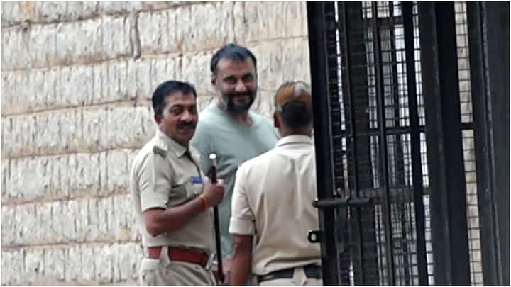 ಹಲವು ದಿನಗಳ ಬಳಿಕ ದರ್ಶನ್ ಮುಖದಲ್ಲಿ ನಗು; ಜಾಮೀನು ಸಿಗುವ ಮುನ್ಸೂಚನೆಯೇ? ಹಲವು ದಿನಗಳ ಬಳಿಕ ದರ್ಶನ್ ಮುಖದಲ್ಲಿ ನಗು; ಜಾಮೀನು ಸಿಗುವ ಮುನ್ಸೂಚನೆಯೇ?