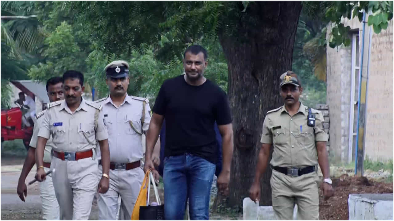 ‘ದೇವರು ಬಂದ್ರು, ಹುಲಿ ಬಂತು’: ದರ್ಶನ್ ಕಂಡು ಜೈಕಾರ ಹಾಕಿದ ಫ್ಯಾನ್ಸ್; ದಾಸನ ಪ್ರತಿಕ್ರಿಯೆ ನೋಡಿ.. ‘ದೇವರು ಬಂದ್ರು, ಹುಲಿ ಬಂತು’: ದರ್ಶನ್ ಕಂಡು ಜೈಕಾರ ಹಾಕಿದ ಫ್ಯಾನ್ಸ್; ದಾಸನ ಪ್ರತಿಕ್ರಿಯೆ ನೋಡಿ..