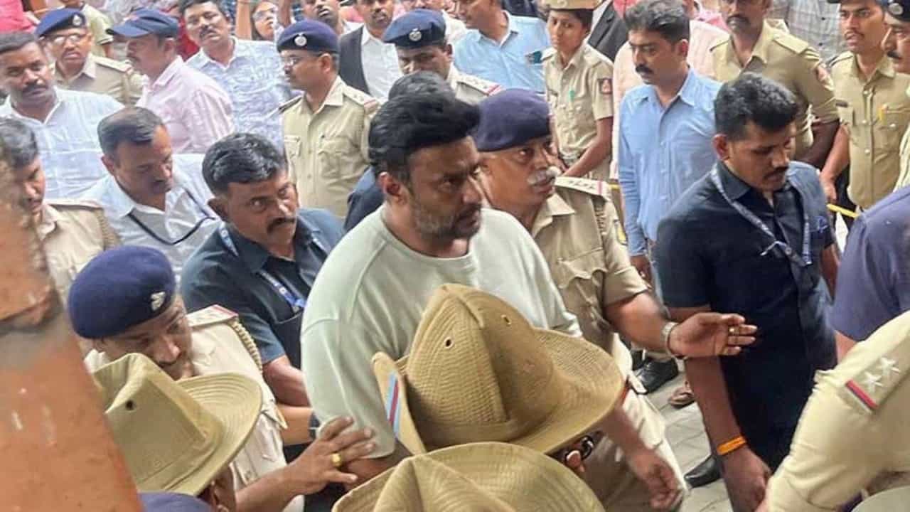 ಜೈಲಿಗೆ ಟಿವಿ ಏನೋ ಬಂತು, ಈಗ ಮತ್ತೊಂದು ಬೇಡಿಕೆ ಇಟ್ಟ ದರ್ಶನ್ ಜೈಲಿಗೆ ಟಿವಿ ಏನೋ ಬಂತು, ಈಗ ಮತ್ತೊಂದು ಬೇಡಿಕೆ ಇಟ್ಟ ದರ್ಶನ್