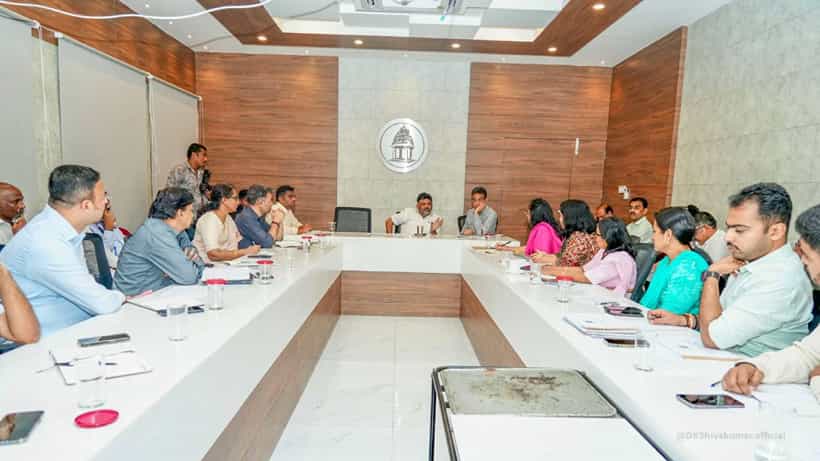 ಬೆಂಗಳೂರಿನ ರಸ್ತೆ ಗುಂಡಿ ಮುಚ್ಚಲು ಅಧಿಕಾರಿಗಳಿಗೆ ಡಿಕೆಶಿ ಡೆಡ್ಲೈನ್: ಇಲ್ಲದಿದ್ದರೆ ಸಸ್ಪೆಂಡ್ ಫಿಕ್ಸ್ ಎಂದ ಡಿಸಿಎಂ