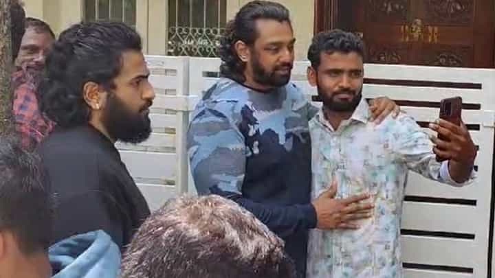 ವಿಡಿಯೋ: ವೀಕೆಂಡ್ನಲ್ಲಿ ಅಭಿಮಾನಿಗಳ ಭೇಟಿ ಮಾಡಿದ ಧ್ರುವ ಸರ್ಜಾ ವಿಡಿಯೋ: ವೀಕೆಂಡ್ನಲ್ಲಿ ಅಭಿಮಾನಿಗಳ ಭೇಟಿ ಮಾಡಿದ ಧ್ರುವ ಸರ್ಜಾ