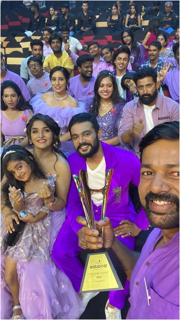 ಧಾರಾವಾಹಿ ತಂಡದವರ ಜೊತೆ ದಿವ್ಯಾ ಉರುಡುಗ ಅವರು ಪೋಸ್ ಕೊಟ್ಟು ಗಮನ ಸೆಳೆದಿದ್ದಾರೆ.