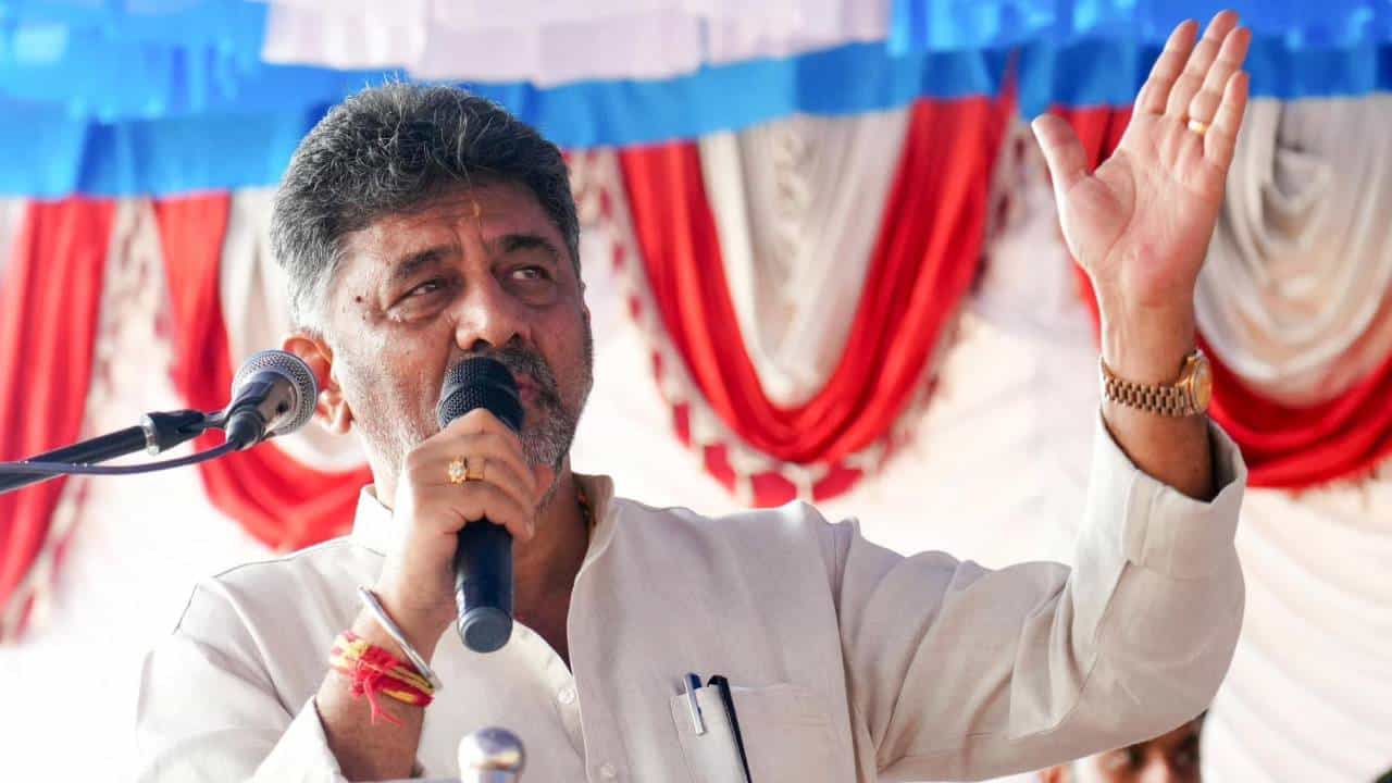 ಡಿಕೆ ಶಿವಕುಮಾರ್ ವಿರುದ್ಧದ ಅಕ್ರಮ ಆಸ್ತಿ ಗಳಿಕೆ ಕೇಸ್: ರಾಜ್ಯ ಸರ್ಕಾರಕ್ಕೆ ಸುಪ್ರೀಂ ನೋಟಿಸ್ ಡಿಕೆ ಶಿವಕುಮಾರ್ ವಿರುದ್ಧದ ಅಕ್ರಮ ಆಸ್ತಿ ಗಳಿಕೆ ಕೇಸ್: ರಾಜ್ಯ ಸರ್ಕಾರಕ್ಕೆ ಸುಪ್ರೀಂ ನೋಟಿಸ್