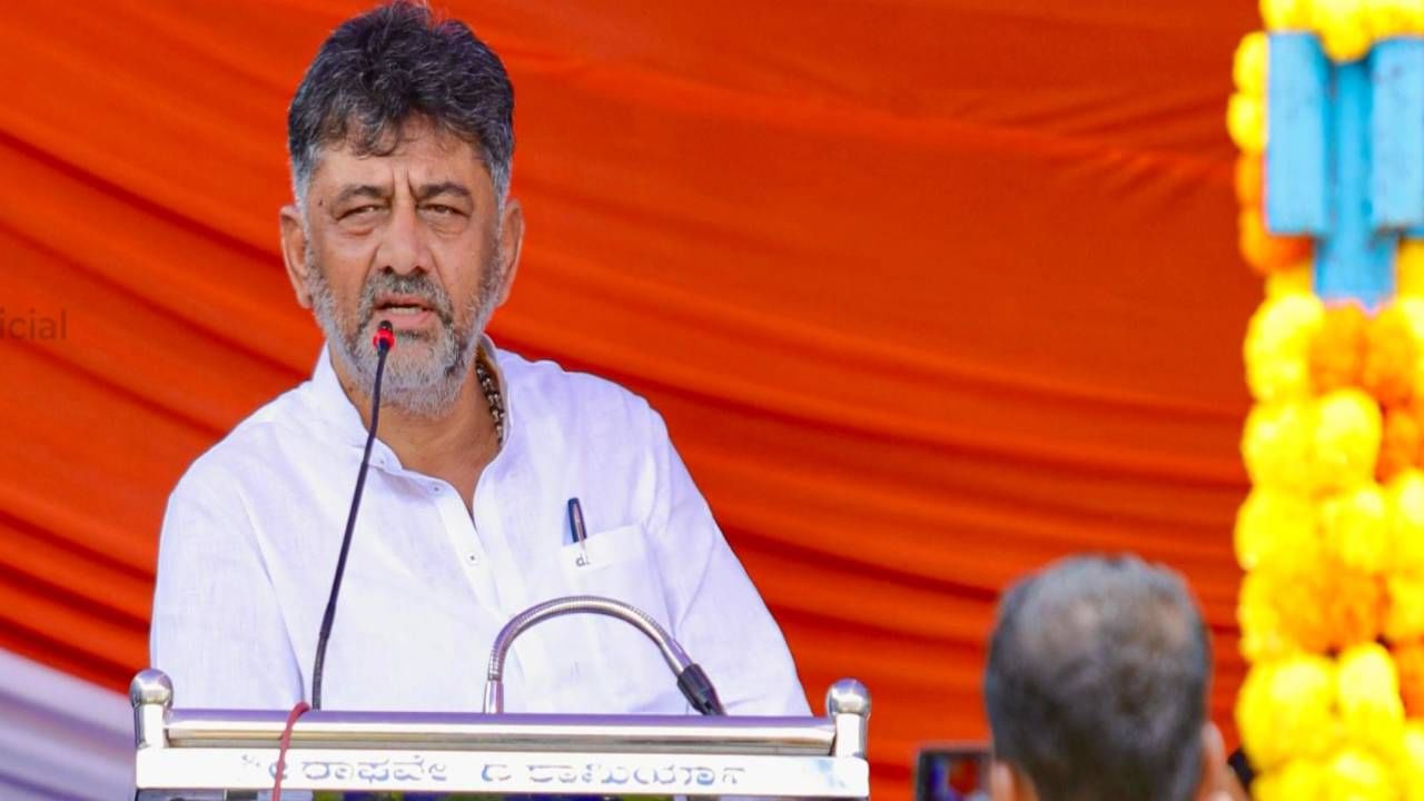ಅಧಿಕಾರಿಗಳು, ಮುಖಂಡರು ಲಂಚ ಕೇಳಿದರೆ ನನ್ನ ವಿಳಾಸಕ್ಕೆ ಪತ್ರ ಬರೆಯಿರಿ: ಡಿಕೆ ಶಿವಕುಮಾರ್ ಅಧಿಕಾರಿಗಳು, ಮುಖಂಡರು ಲಂಚ ಕೇಳಿದರೆ ನನ್ನ ವಿಳಾಸಕ್ಕೆ ಪತ್ರ ಬರೆಯಿರಿ: ಡಿಕೆ ಶಿವಕುಮಾರ್