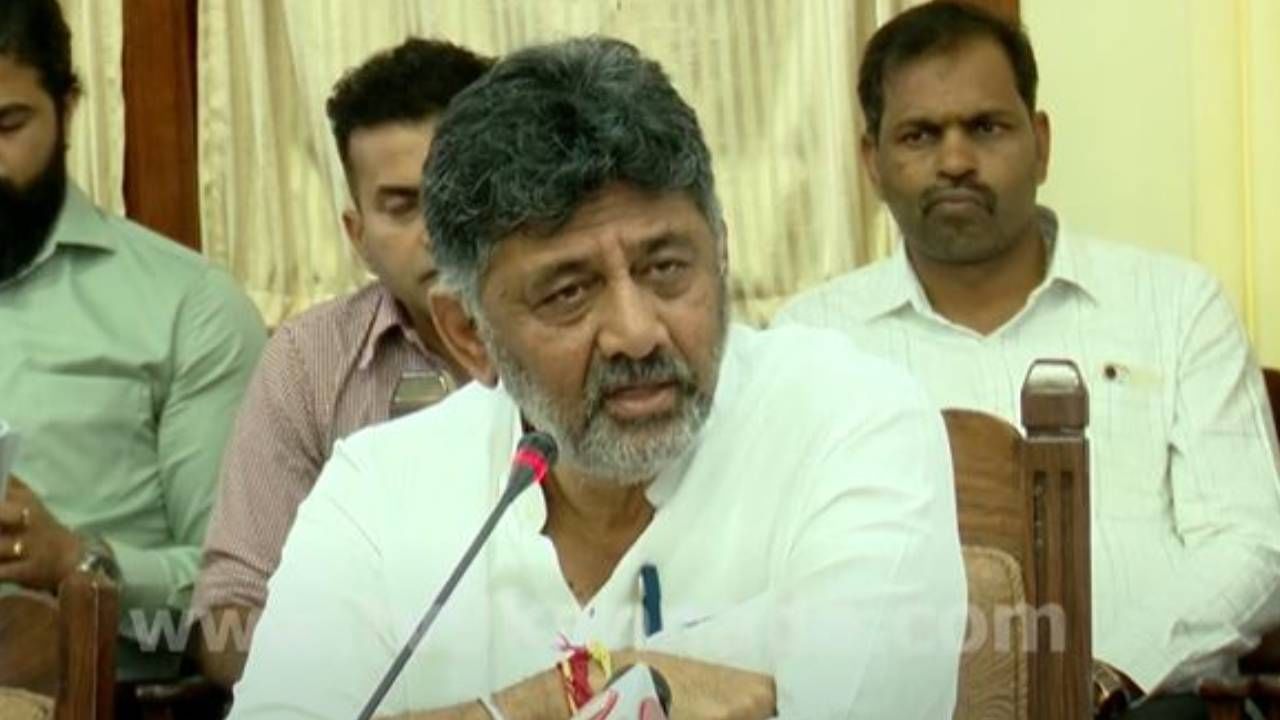 ಸಿಎಂ ವಿರುದ್ಧ ತನಿಖೆಗೆ ಆದೇಶಿಸಿದ ಕೋರ್ಟ್: ಸಿದ್ದರಾಮಯ್ಯ ಬೆನ್ನಿಗೆ ನಿಂತ ಡಿಕೆ ಶಿವಕುಮಾರ್ ಸಿಎಂ ವಿರುದ್ಧ ತನಿಖೆಗೆ ಆದೇಶಿಸಿದ ಕೋರ್ಟ್: ಸಿದ್ದರಾಮಯ್ಯ ಬೆನ್ನಿಗೆ ನಿಂತ ಡಿಕೆ ಶಿವಕುಮಾರ್