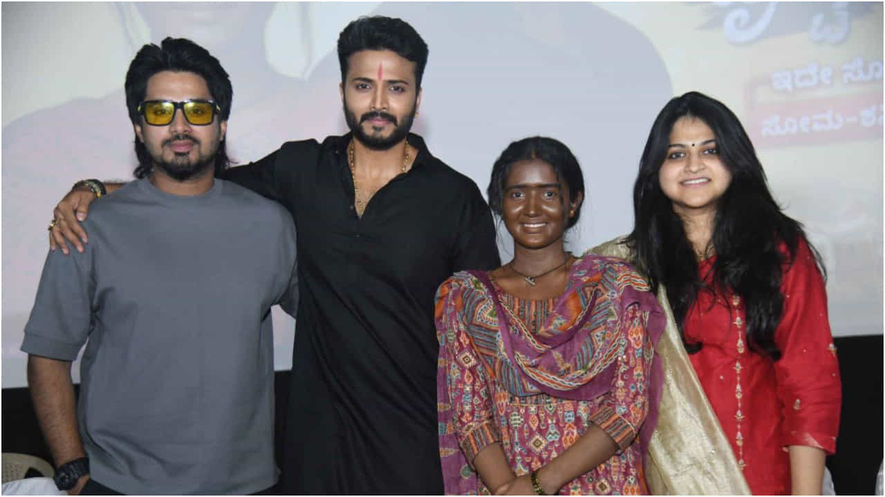 ‘ಕಲರ್ಸ್ ಕನ್ನಡ’ ಚಾನೆಲ್ನಲ್ಲಿ ಹೊಸ ಧಾರಾವಾಹಿಯ ಪ್ರಸಾರಕ್ಕೆ ಸಿದ್ಧತೆ ನಡೆದಿದೆ. ರೂಪವೇ ಶಾಪವಾದ ಹುಡುಗಿಯ ಕಹಾನಿ ಈ ಸೀರಿಯಲ್ನಲ್ಲಿ ಇರಲಿದೆ. ಈ ಹೊಸ ಸೀರಿಯಲ್ ಹೆಸರು ‘ದೃಷ್ಟಿಬೊಟ್ಟು’. ಸೆ.9ರಿಂದ ಸೋಮವಾರದಿಂದ ಶನಿವಾರದವರೆಗೆ ಪ್ರತಿ ಸಂಜೆ 6.30ಕ್ಕೆ ಈ ಧಾರಾವಾಹಿ ಪ್ರಸಾರ ಆಗಲಿದೆ. ವಿಜಯ್ ಸೂರ್ಯ ಅವರು ಈ ಧಾರಾವಾಹಿಯಲ್ಲಿ ನಟಿಸುತ್ತಿದ್ದಾರೆ.