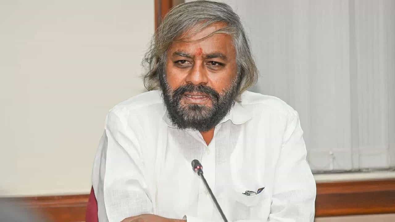 ಎಚ್ಎಂಟಿಗೆ ಅರಣ್ಯ ಭೂಮಿ ಅಕ್ರಮ ಪರಭಾರೆ ಆರೋಪ: ಹಿರಿಯ ಅಧಿಕಾರಿಗಳಿಗೂ ಸಚಿವ ಈಶ್ವರ ಖಂಡ್ರೆ ನೋಟಿಸ್ ಎಚ್ಎಂಟಿಗೆ ಅರಣ್ಯ ಭೂಮಿ ಅಕ್ರಮ ಪರಭಾರೆ ಆರೋಪ: ಹಿರಿಯ ಅಧಿಕಾರಿಗಳಿಗೂ ಸಚಿವ ಈಶ್ವರ ಖಂಡ್ರೆ ನೋಟಿಸ್